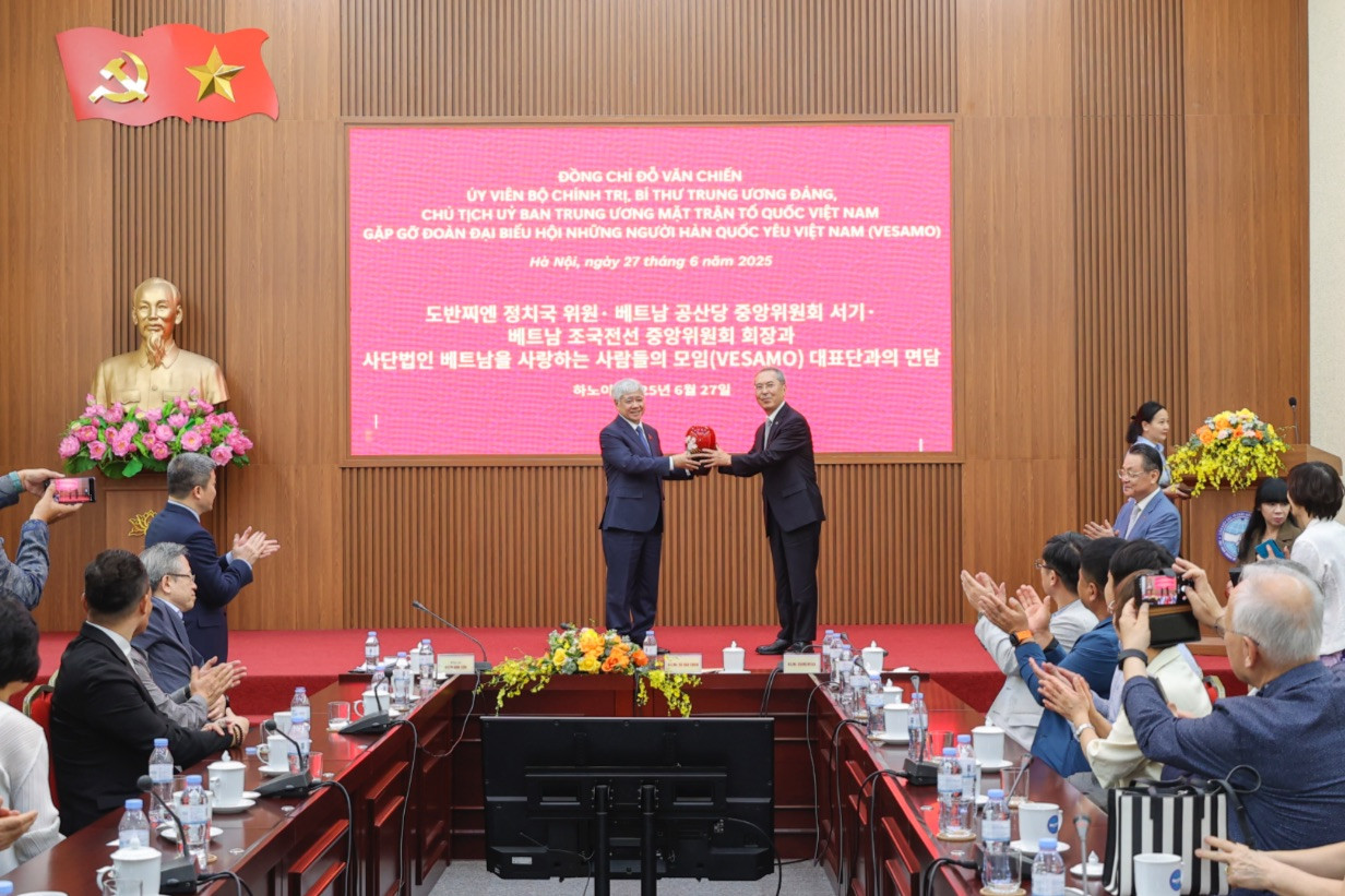 Chủ tịch Ủy ban Trung ương Mặt trận Tổ quốc Việt Nam Đỗ Văn Chiến tiếp đoàn đại biểu Hội những người Hàn Quốc yêu Việt Nam. Ảnh: Vufo