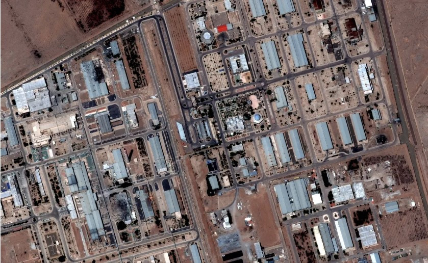 Ảnh vệ tinh chụp Trung tâm công nghệ hạt nhân Isfahan trước và sau khi bị Mỹ ném bom. (Ảnh: Maxar)