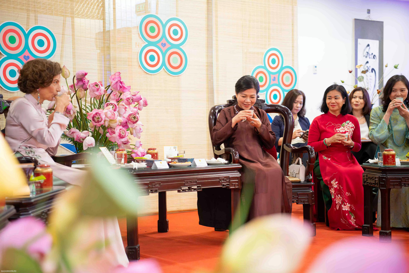 Phu nhân Ngô Phương Ly mời Tổng Giám đốc UNESCO Audrey Azoulay thưởng thức tiệc trà truyền thống Việt Nam. Ảnh: Baoquocte