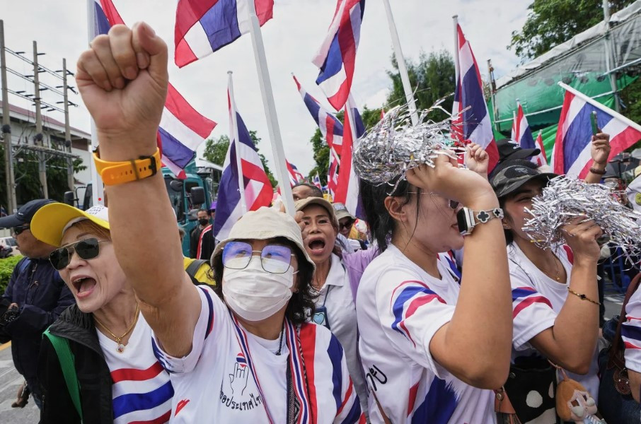 Người biểu tình tập trung trước trụ sở Chính phủ Thái Lan ngày 19/6 để đòi Thủ tướng Paetongtarn Shinawatra từ chức. (Ảnh: AP) Người biểu tình tập trung trước trụ sở Chính phủ Thái Lan ngày 19/6 để đòi Thủ tướng Paetongtarn Shinawatra từ chức. (Ảnh: AP)
