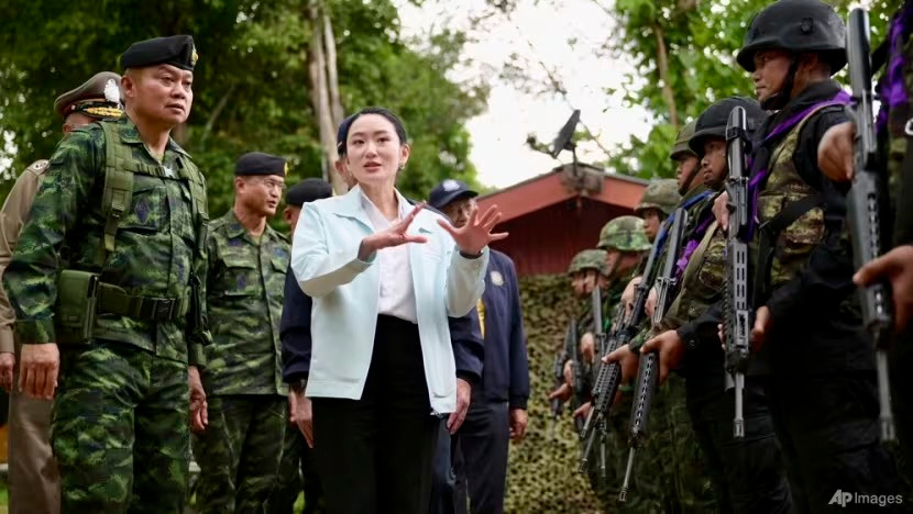 Thủ tướng Thái Lan Paetongtarn Shinawatra trong chuyến thăm lực lượng biên giới, ngày 20/6. (Ảnh: AP) Thủ tướng Thái Lan Paetongtarn Shinawatra trong chuyến thăm lực lượng biên giới, ngày 20/6. (Ảnh: AP)