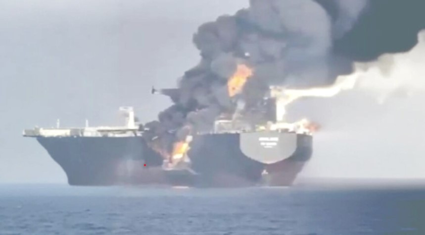 Tàu Adalynn bốc cháy sau vụ va chạm. (Ảnh: Gulf Daily News)