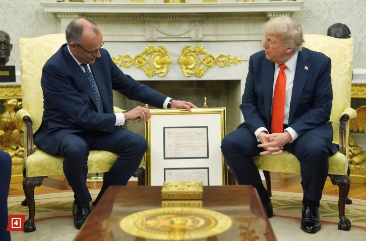 Thủ tướng Friedrich Merz tặng Tổng thống Donald Trump bản sao giấy khai sinh của ông nội người Đức. (Ảnh: AP)