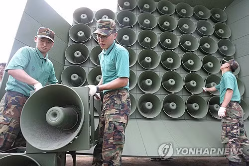 Dàn loa tuyên truyền của Hàn Quốc ở biên giới với Triều Tiên. (Ảnh: Yonhap) Dàn loa tuyên truyền của Hàn Quốc ở biên giới với Triều Tiên. (Ảnh: Yonhap)
