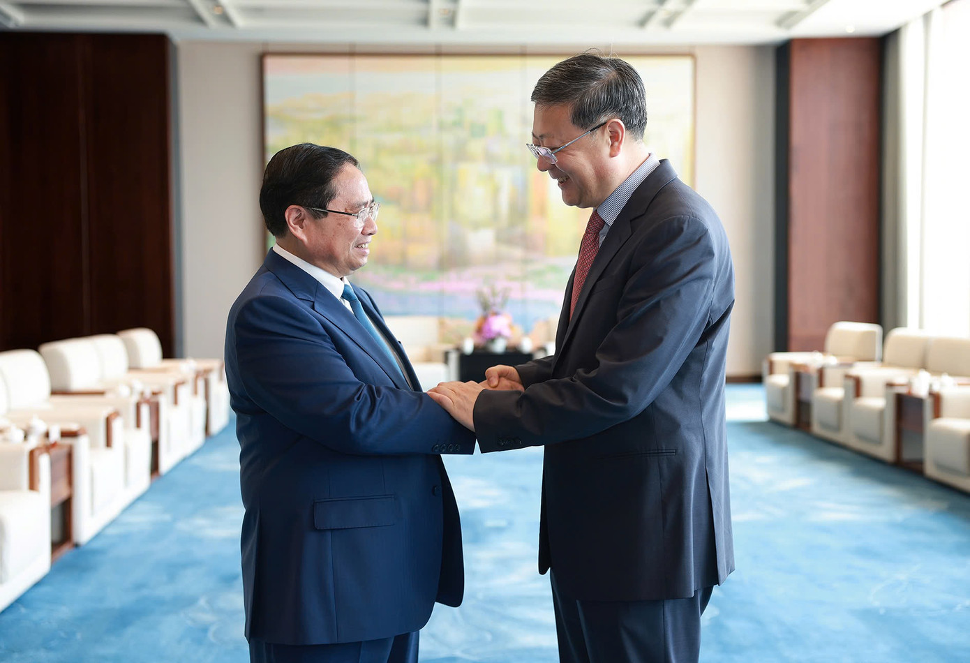 Bí thư Thành ủy Thượng Hải Trần Cát Ninh đón Thủ tướng Phạm Minh Chính thăm Thượng Hải. Ảnh: VGP