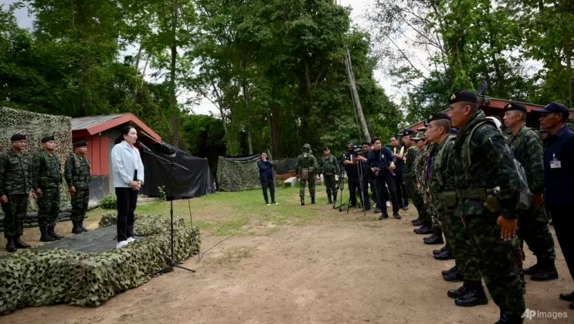Thủ tướng Thái Lan Paetongtarn Shinawatra trong chuyến thăm lực lượng biên giới ngày 20/6. (Ảnh: AP) Thủ tướng Thái Lan Paetongtarn Shinawatra trong chuyến thăm lực lượng biên giới ngày 20/6. (Ảnh: AP)