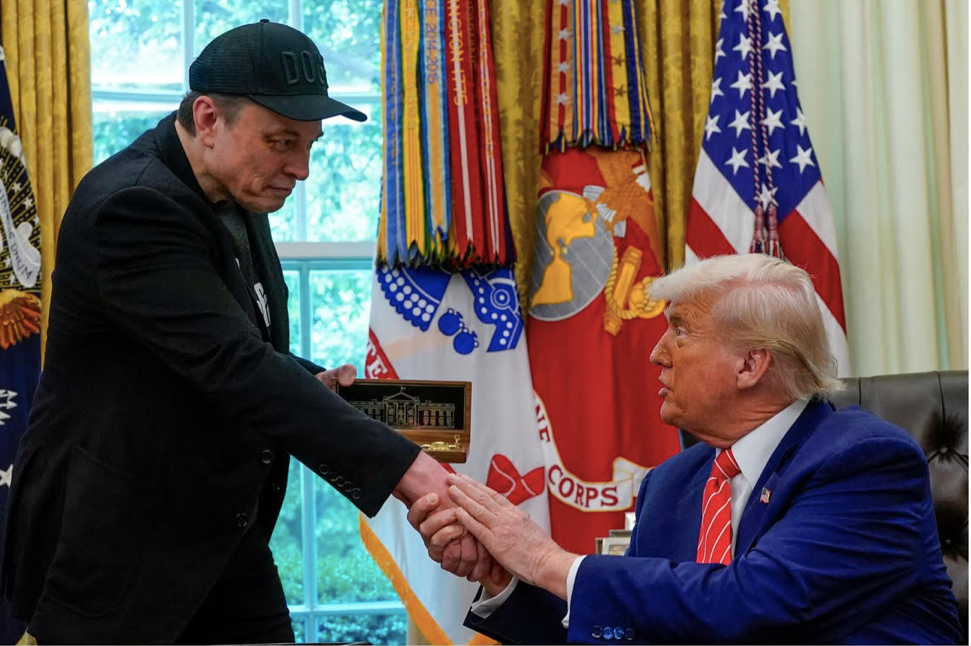 Tổng thống Trump tặng chìa khoá vàng cho tỷ phú Elon Musk tại Nhà Trắng, ngày 30/5. (Ảnh: Reuters) Tổng thống Trump tặng chìa khoá vàng cho tỷ phú Elon Musk tại Nhà Trắng, ngày 30/5. (Ảnh: Reuters)