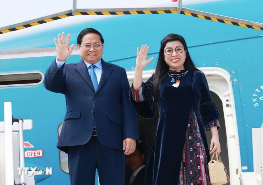 Thủ tướng Phạm Minh Chính và Phu nhân đến sân bay quốc tế Cotê d’Azur Nice. Ảnh: TTXVN