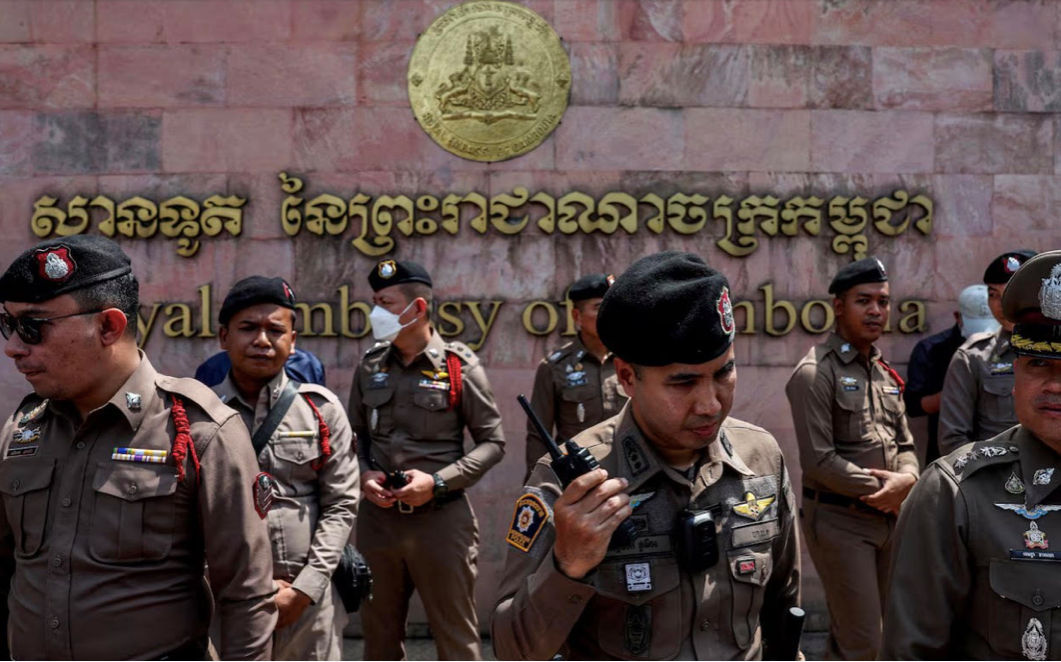 Cảnh sát đứng canh ở khu vực diễn ra cuộc biểu tình trước Đại sứ quán Campuchia ở Bangkok, Thái Lan ngày 28/5. (Ảnh: Reuters) Cảnh sát đứng canh ở khu vực diễn ra cuộc biểu tình trước Đại sứ quán Campuchia ở Bangkok, Thái Lan ngày 28/5. (Ảnh: Reuters)