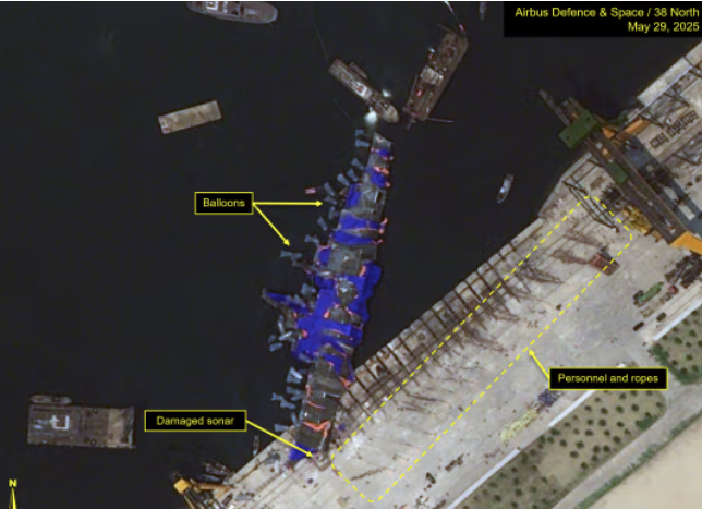 Các chuyên gia xác định sự hiện diện của nhiều quả bóng bay cỡ lớn ở vị trí con tàu khu trục gặp nạn của Triều Tiên. Các chuyên gia xác định sự hiện diện của nhiều quả bóng bay cỡ lớn ở vị trí con tàu khu trục gặp nạn của Triều Tiên.