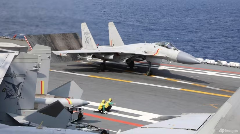 Một chiếc tiêm kích J-15 chuẩn bị cất cánh từ tàu sân bay Sơn Đông trong cuộc diễn tập năm 2023. (Ảnh: Xinhua)