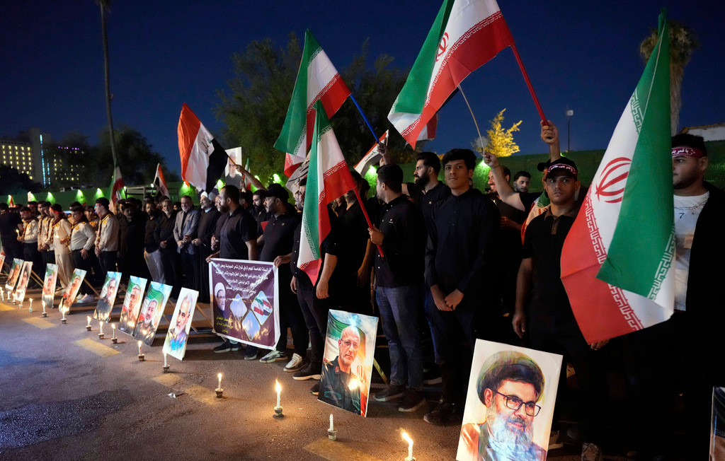 Ngày 28/6, nhiều người tập trung trước Đại sứ quán Iran tại Baghdad, Iraq, mang theo nến và cờ Iran để tưởng nhớ các tướng lĩnh quân đội Iran, nhà khoa học hạt nhân và các thành viên gia đình của họ đã thiệt mạng trong chiến dịch không kích của Israel. (Ảnh: AP)