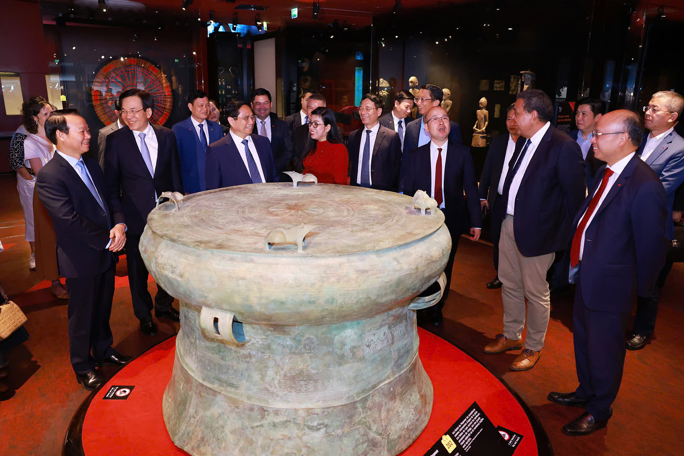 Thủ tướng Phạm Minh Chính và Phu nhân thăm bảo tàng Quai Branly - Jacques Chirac tại Pháp, nơi trưng bày nhiều hiện vật về Việt Nam. Ảnh: VGP Thủ tướng Phạm Minh Chính và Phu nhân thăm bảo tàng Quai Branly - Jacques Chirac tại Pháp, nơi trưng bày nhiều hiện vật về Việt Nam. Ảnh: VGP