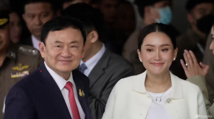 Thủ tướng Thái Lan Paetongtarn Shinawatra và cha bà - cựu Thủ tướng Thaksin Shinawatra . (Ảnh: AP)