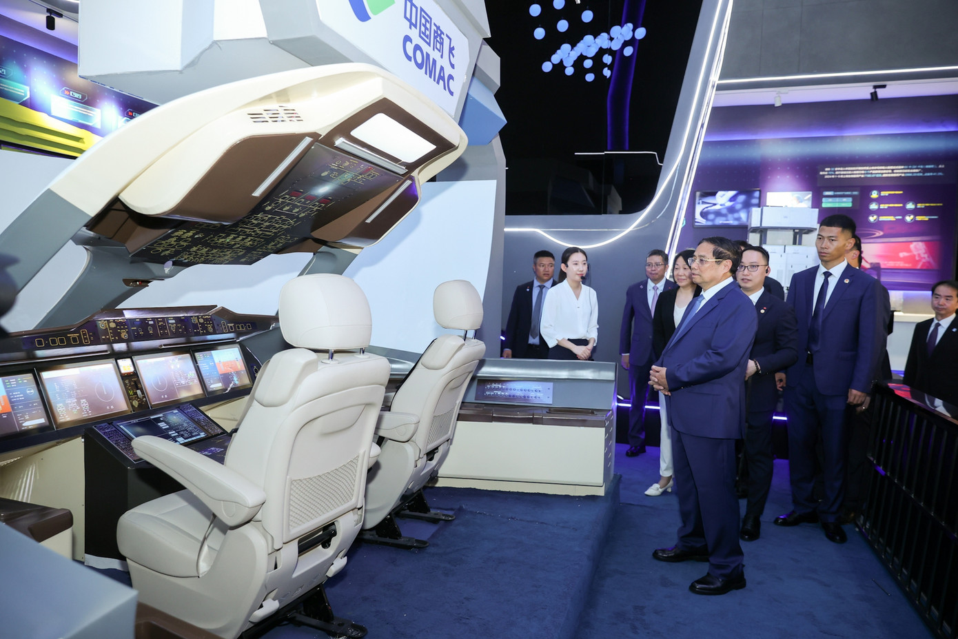 Thủ tướng Phạm Minh Chính tới thăm Phòng Triển lãm phát triển và mở cửa Phố Đông Thượng Hải. Ảnh: VGP