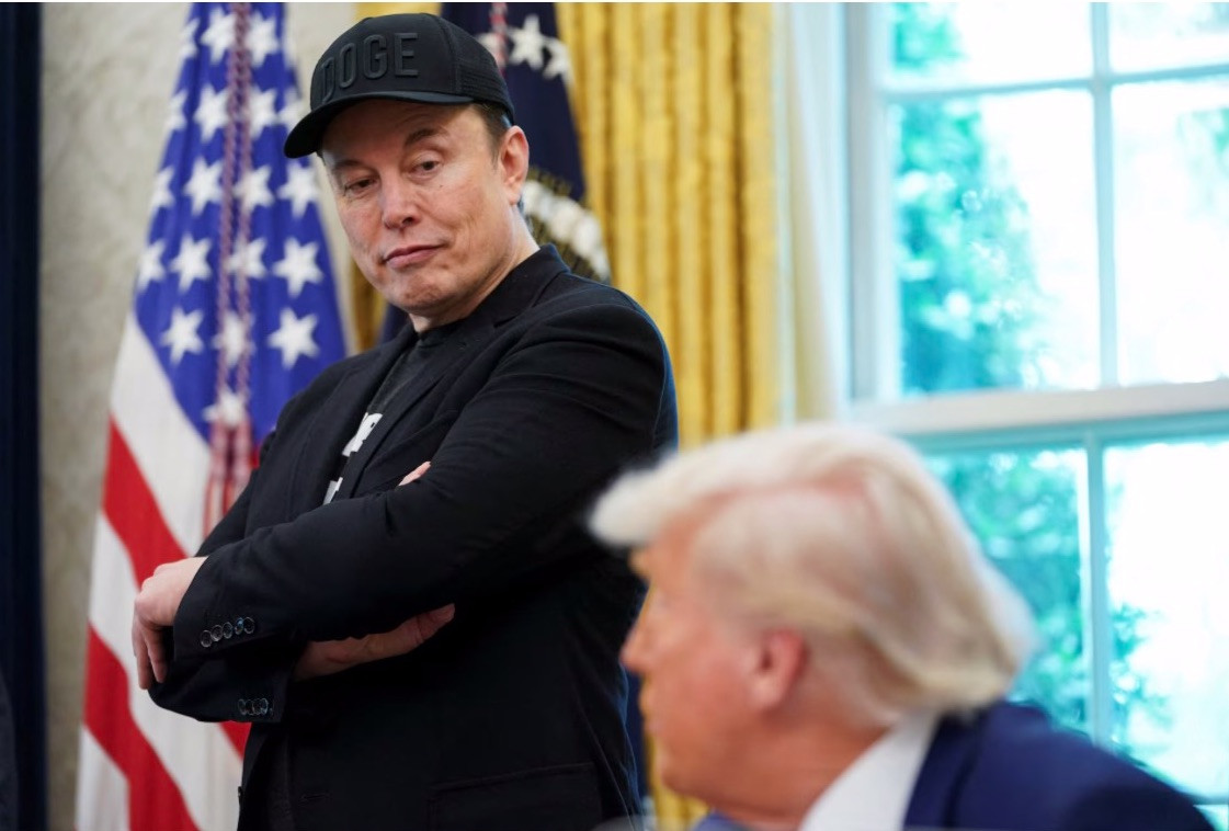 Tỷ phú Elon Musk đứng cạnh Tổng thống Mỹ Donald Trump trong cuộc gặp báo chí tại Phòng Bầu dục ngày 30/5. (Ảnh: Reuters) Tỷ phú Elon Musk đứng cạnh Tổng thống Mỹ Donald Trump trong cuộc gặp báo chí tại Phòng Bầu dục ngày 30/5. (Ảnh: Reuters)