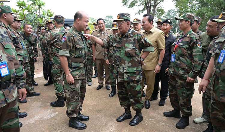 Chủ tịch Thượng viện Campuchia Hun Sen thăm lực lượng làm nhiệm vụ ở vùng biên giới. (Ảnh: Khmer Times)