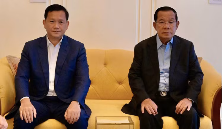 Chủ tịch Thượng viện Campuchia Hun Sen và Thủ tướng Campuchia Hun Manet. (Ảnh: Khmer Times)