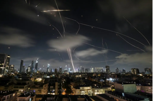 Hệ thống phòng không Israel đánh chặn tên lửa Iran bắn vào Tel Aviv ngày 18/6. (Ảnh: AP)