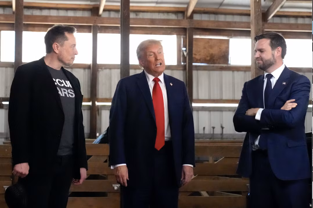 Tỷ phú Elon Musk cùng ông Trump và ông Vance trong một sự kiện vào tháng 10/2024. (Ảnh: AP)