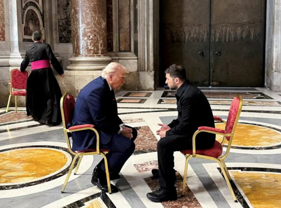 Tổng thống Mỹ Donald Trump trong cuộc gặp ngắn với Tổng thống Ukraine Volodymir Zelensky tại Vatican, ngày 26/4. (Ảnh: Reuters)