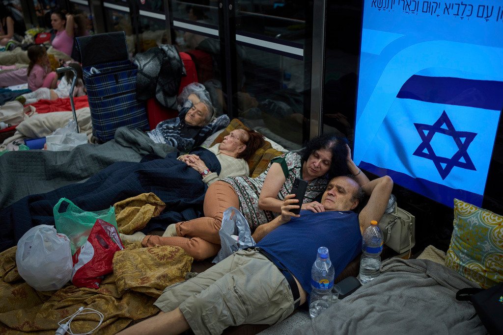 Người dân trú ẩn trong ga tàu điện ngầm ở Ramat Gan, gần Tel Aviv, Israel, ngày 17/6, để tránh các cuộc tấn công tên lửa của Iran. (Ảnh: AP) Người dân trú ẩn trong ga tàu điện ngầm ở Ramat Gan, gần Tel Aviv, Israel, ngày 17/6, để tránh các cuộc tấn công tên lửa của Iran. (Ảnh: AP)