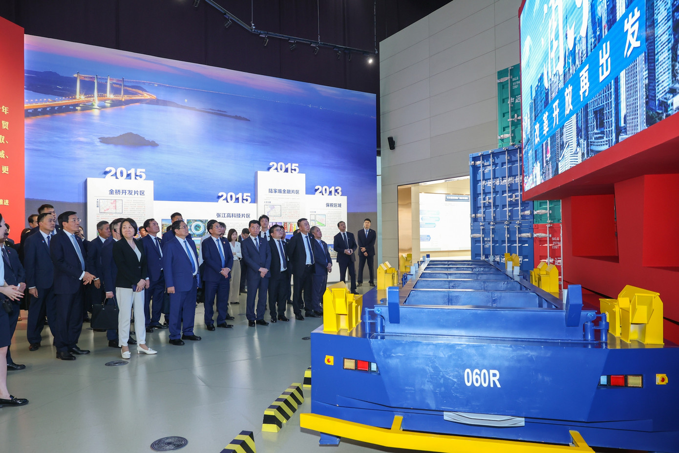 Thủ tướng Phạm Minh Chính tới thăm Phòng Triển lãm phát triển và mở cửa Phố Đông Thượng Hải. Ảnh: VGP