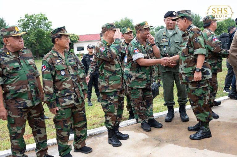 Ông Hun Sen thăm lực lượng đóng tại tỉnh biên giới Uddar Meanchey. (Ảnh: Khmer Times) Ông Hun Sen thăm lực lượng đóng tại tỉnh biên giới Uddar Meanchey. (Ảnh: Khmer Times)