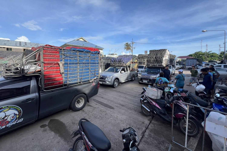 Phương tiện xếp hàng ở trạm kiểm soát biên giới Ban Hat Lek giữa Thái Lan và Campuchia, ngày 17/6. (Ảnh: Bangkok Post)