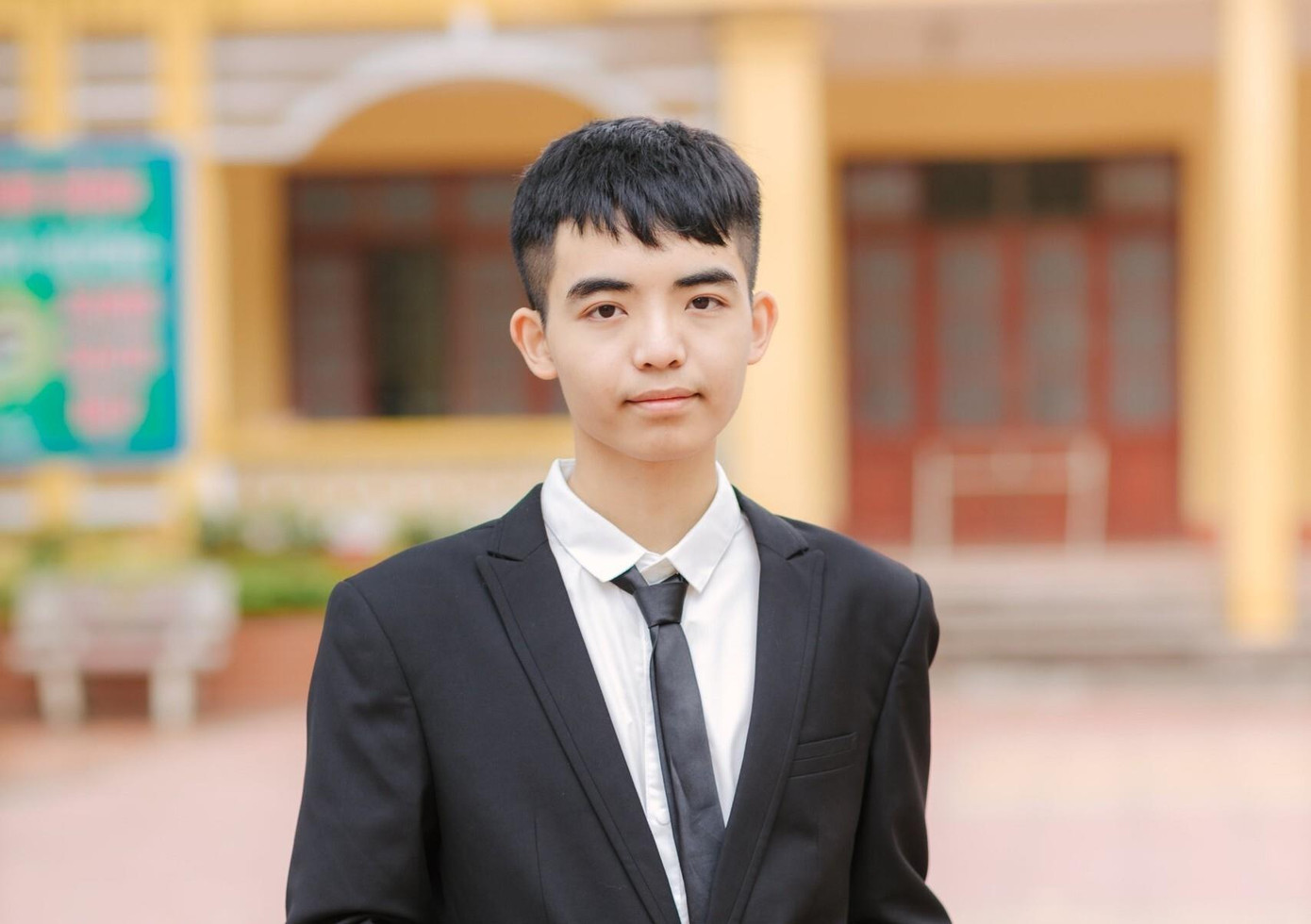 Thân Trọng An (học sinh lớp 12A1, trường THPT Lục Nam, huyện Lục Nam, Bắc Giang) trở thành thủ khoa khối A1 của cả nước với số điểm 29,55. Trong đó môn Toán 9,8 điểm, Văn 8,75, Lý 9,75, Hóa 6,25, Sinh 8,25 và tiếng Anh 10 điểm.