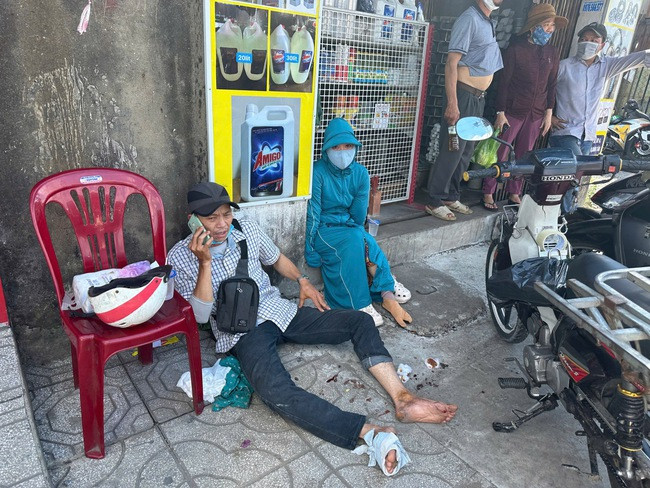 Người đàn ông bị tấm sắt đè trúng. Người đàn ông bị tấm sắt đè trúng.