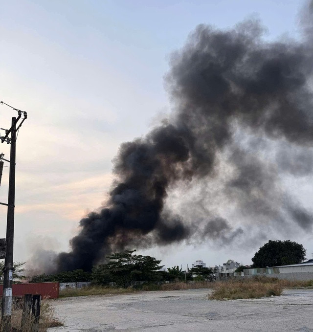 Người dân có thể quan sát đám cháy từ xa. Người dân có thể quan sát đám cháy từ xa.