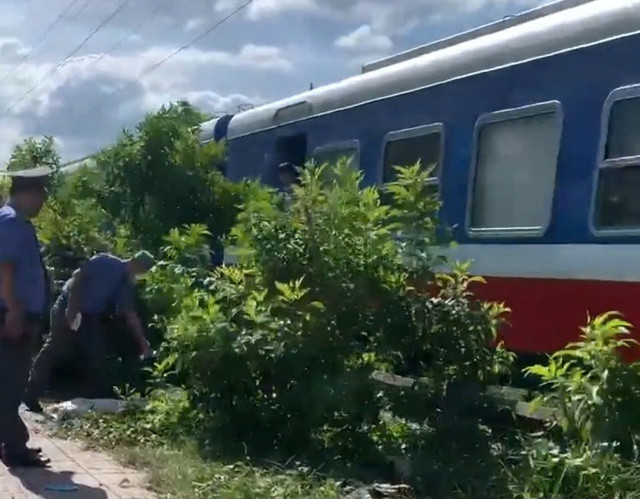 Tàu hoả dừng lại sau vụ việc. Tàu hoả dừng lại sau vụ việc.