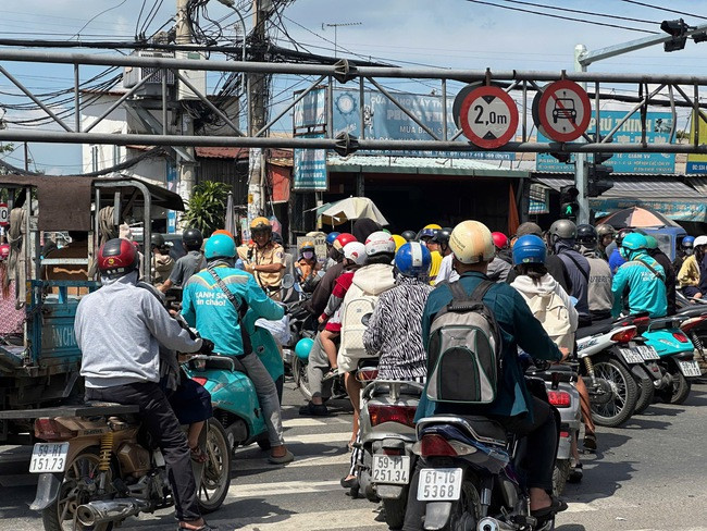 Cảnh sát giao thông đến điều tiết, giải tỏa ùn ứ. Cảnh sát giao thông đến điều tiết, giải tỏa ùn ứ.