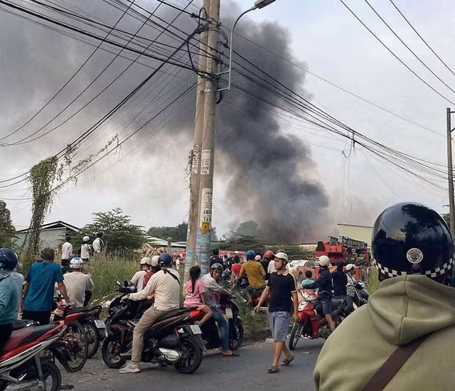 Cột khói bốc cao hàng chục mét