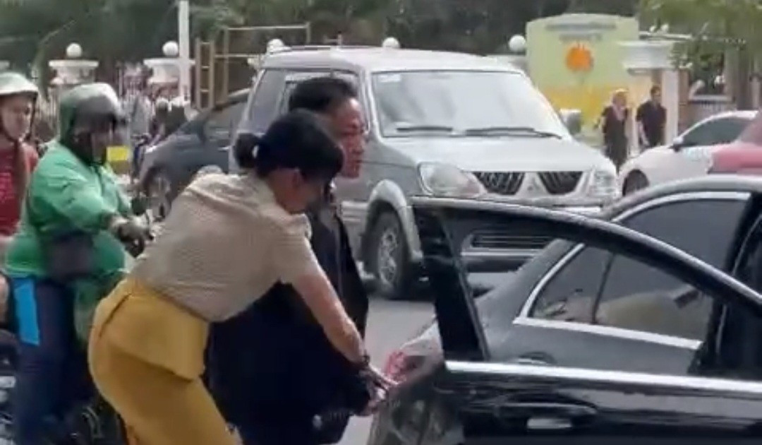 Ông Bình rút kiếm đòi chém công nhân môi trường đô thị. Ảnh: AB