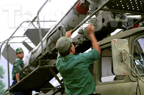 Lắp ráp tên lửa SAM-2 (ảnh trên) và Pechora S-125 (dưới) vào bệ phóng. Lắp ráp