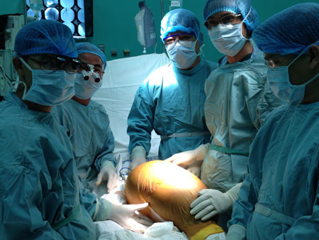 TS-BSNguyễn Đình Phú- Phó giám đốc BV nhân dân 115 cùng ê kíp chuẩn bị phẫu thuật cho bệnh nhân