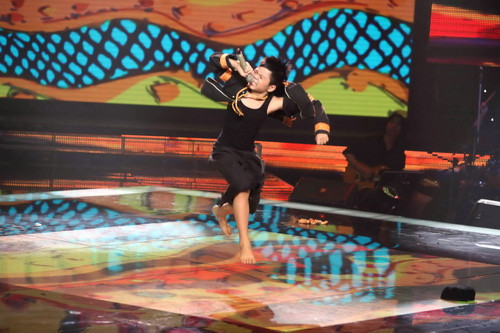 Quang Anh với ca khúc Chiếc khăn Piêu trong đêm liveshow 1 Giọng hát Việt nhí - Ảnh: Độc Lập