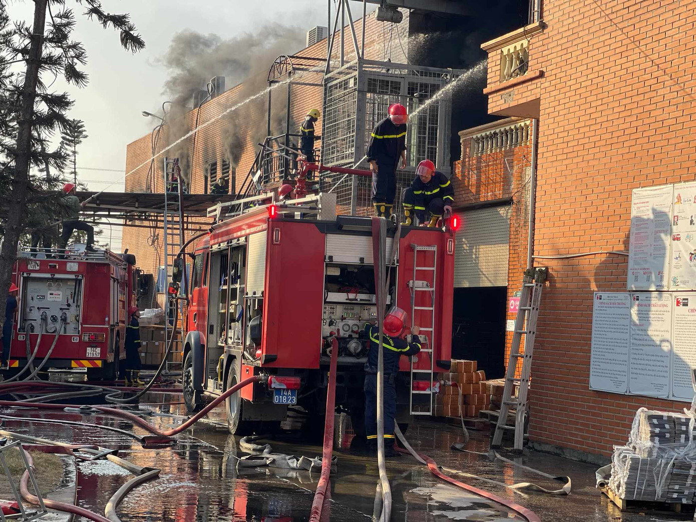 Cảnh sát Phòng cháy chữa cháy và Cứu nạn cứu hộ Công an tỉnh Quảng Ninh đang huy động tối đa lực lượng, phương tiện tham gia chữa cháy