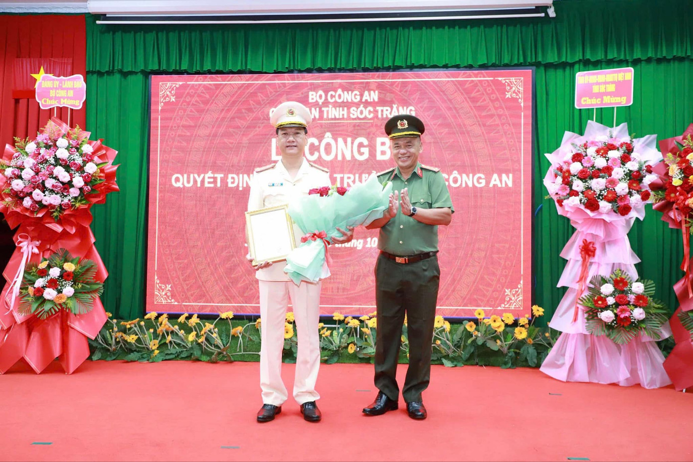 Đại tá Bùi Quốc Khánh, Giám đốc Công an tỉnh Sóc Trăng (phải) trao quyết định của Bộ trưởng Bộ Công an cho Đại tá Bùi Đức An - tân Phó Giám đốc Công an tỉnh Sóc Trăng.