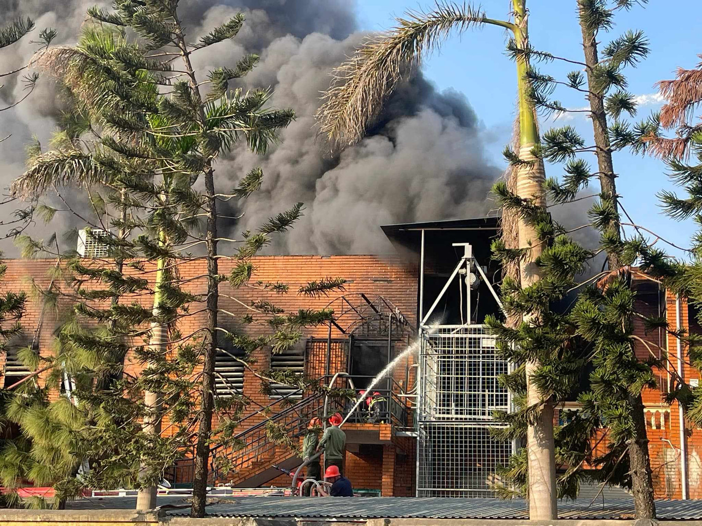 Lực lượng chức năng đang nỗ lực dập lửa không để xảy ra cháy lan trong khu công nghiệp