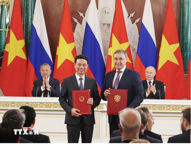 Tổng Bí thư Tô Lâm và Tổng thống Vladimir Putin chứng kiến trao Thỏa thuận giữa 2 Bộ Khoa học và Công nghệ về hợp tác cùng tuyển chọn các đề tài, dự án nghiên cứu khoa học và công nghệ Việt - Nga. Ảnh: TTXVN