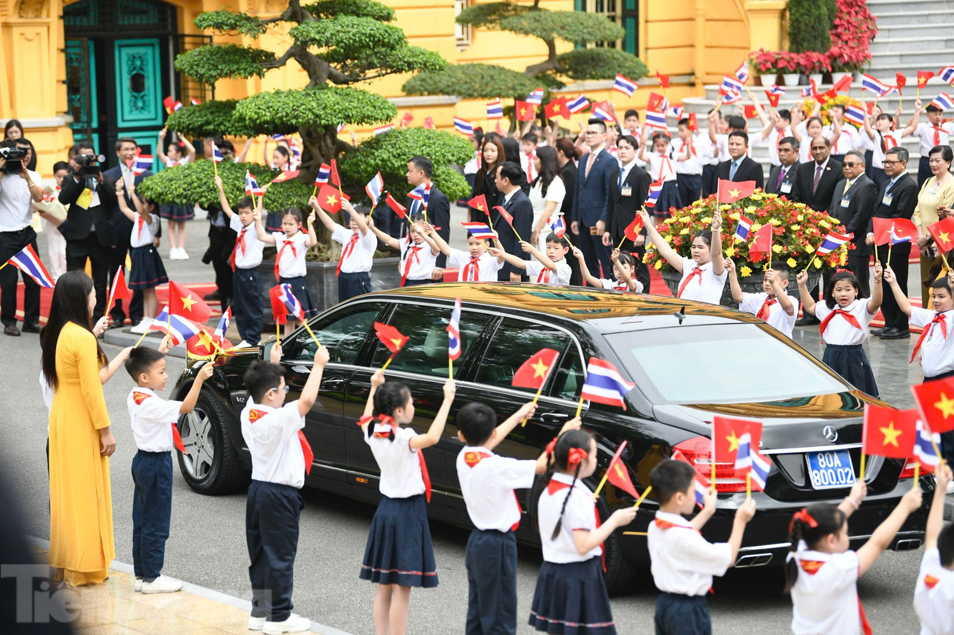 Xe đưa Thủ tướng Thái Lan tiến vào Phủ Chủ tịch. Ảnh: Như Ý
