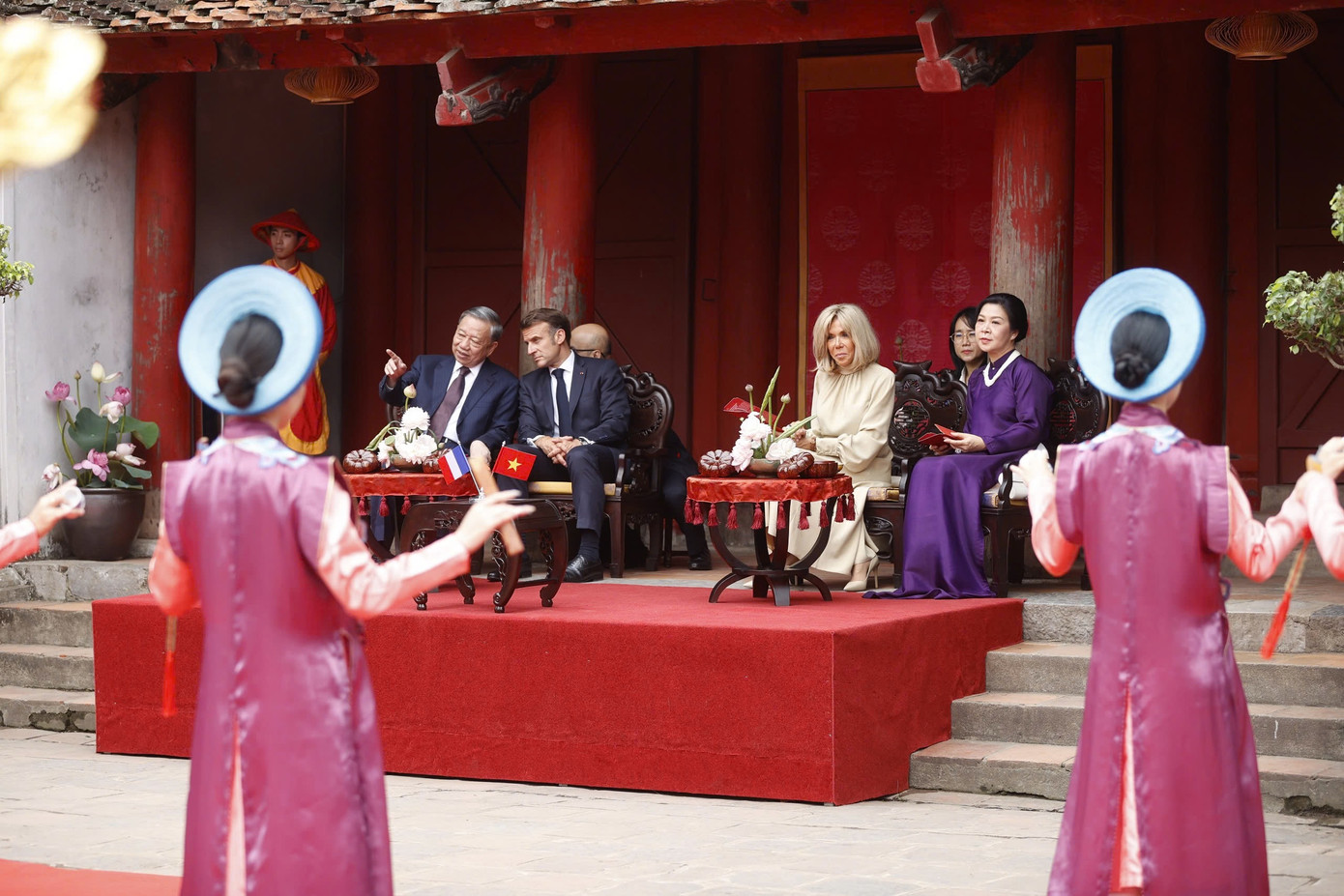 Tổng Bí thư Tô Lâm và Tổng thống Pháp Emanuel Macron cùng hai Phu nhân xem biểu diễn nghệ thuật truyền thống trong Văn Miếu - Quốc Tử Giám. Ảnh: Nhật Minh Tổng Bí thư Tô Lâm và Tổng thống Pháp Emanuel Macron cùng hai Phu nhân xem biểu diễn nghệ thuật truyền thống trong Văn Miếu - Quốc Tử Giám. Ảnh: Nhật Minh
