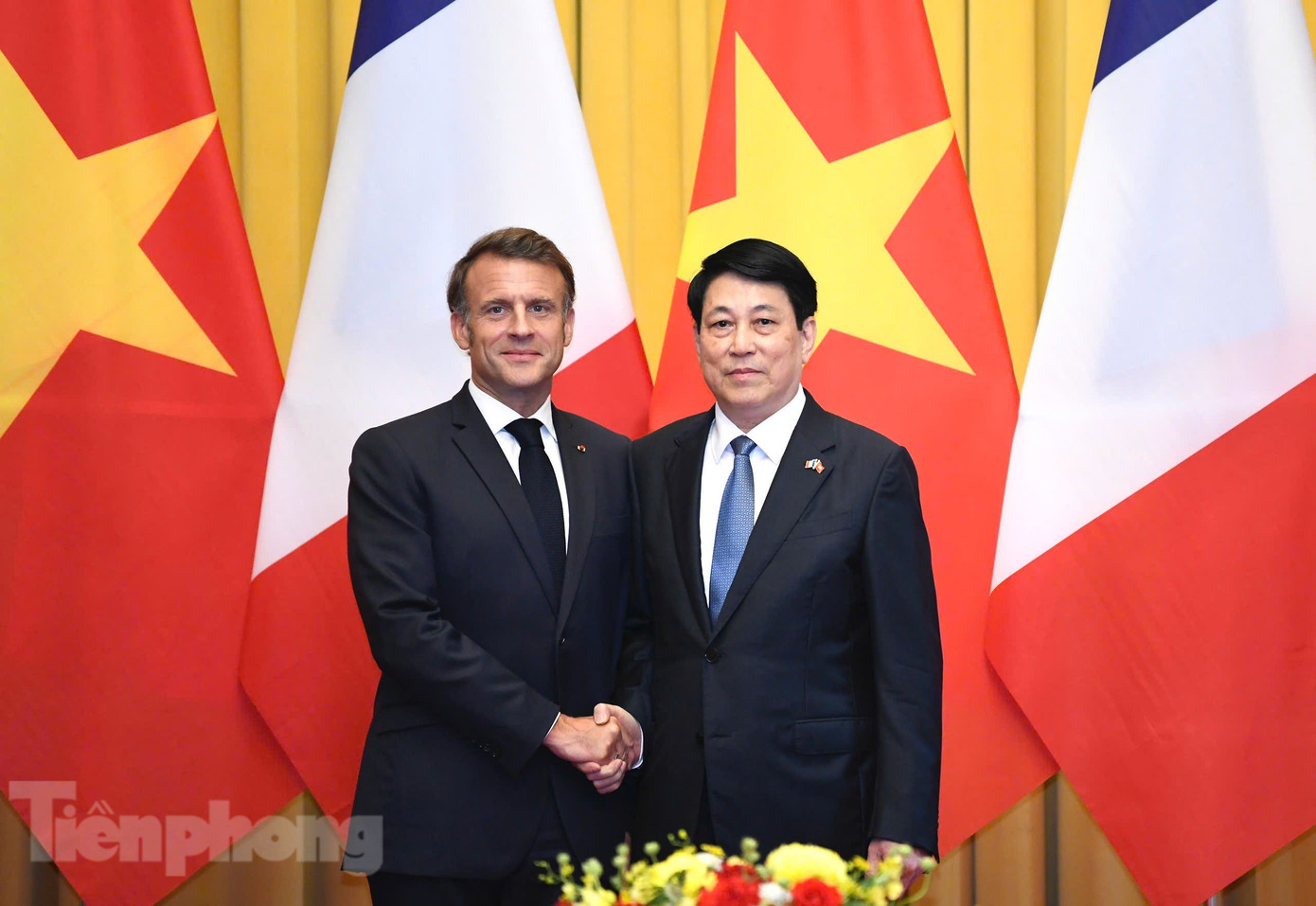 Chủ tịch nước Lương Cường và Tổng thống Pháp Emmanuel Macron chụp ảnh chung trước khi tiến hành hội đàm. Ảnh: Như Ý