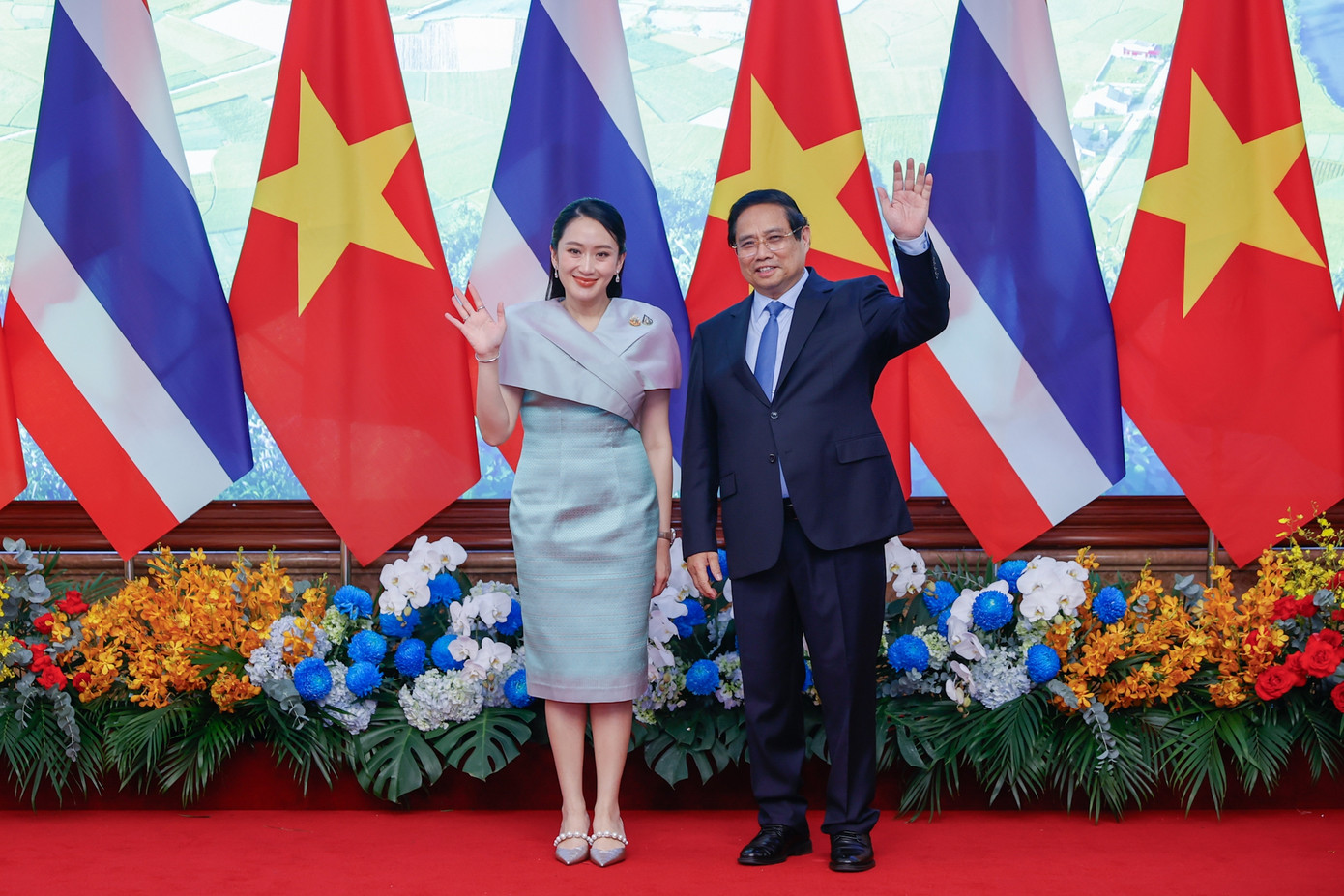 Hai Thủ tướng chụp ảnh chung trước khi tham quan. Ảnh: Nhật Bắc