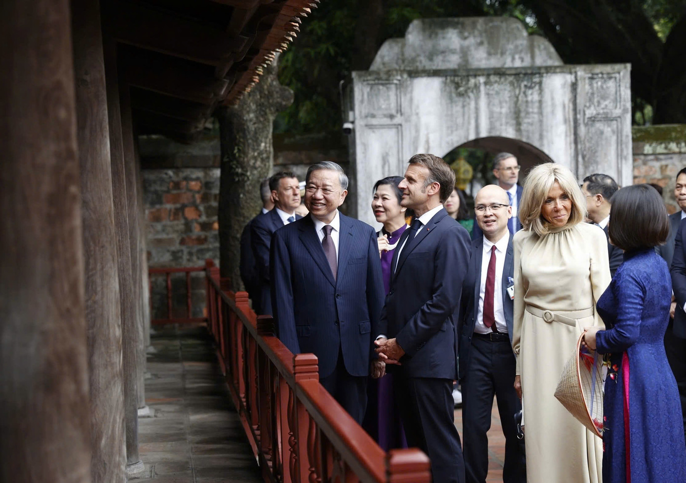 Hai nhà lãnh đạo và hai Phu nhân thăm khu vực đặt các bia tiến sĩ. Ảnh: Nhật Minh Hai nhà lãnh đạo và hai Phu nhân thăm khu vực đặt các bia tiến sĩ. Ảnh: Nhật Minh