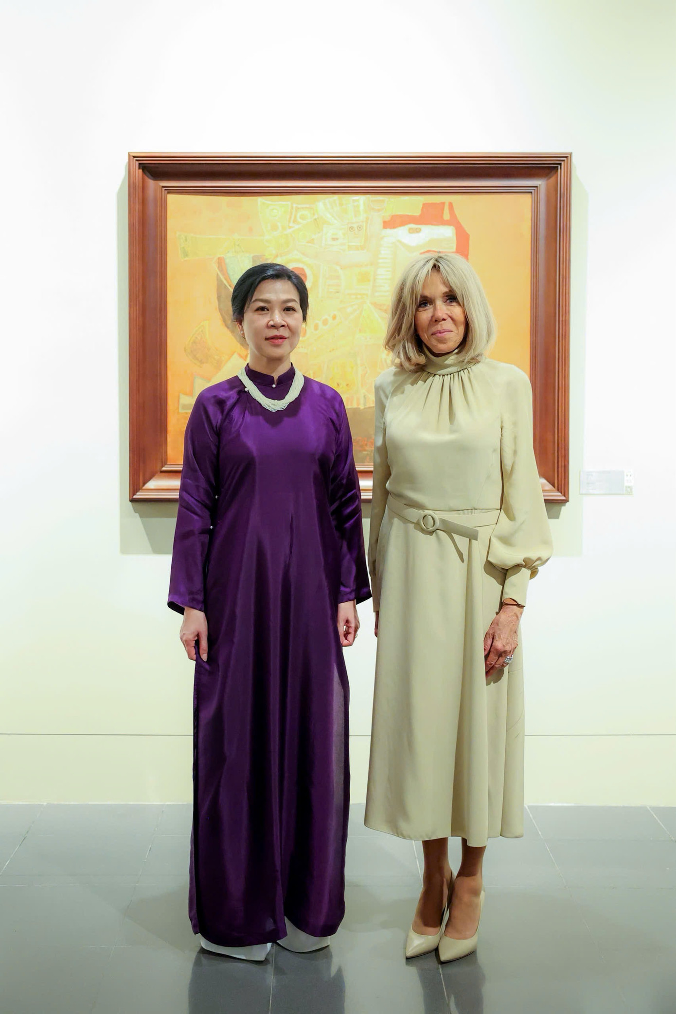 Hai Phu nhân chụp ảnh chung trong Bảo tàng Mỹ thuật Việt Nam. Ảnh: Nhật Minh