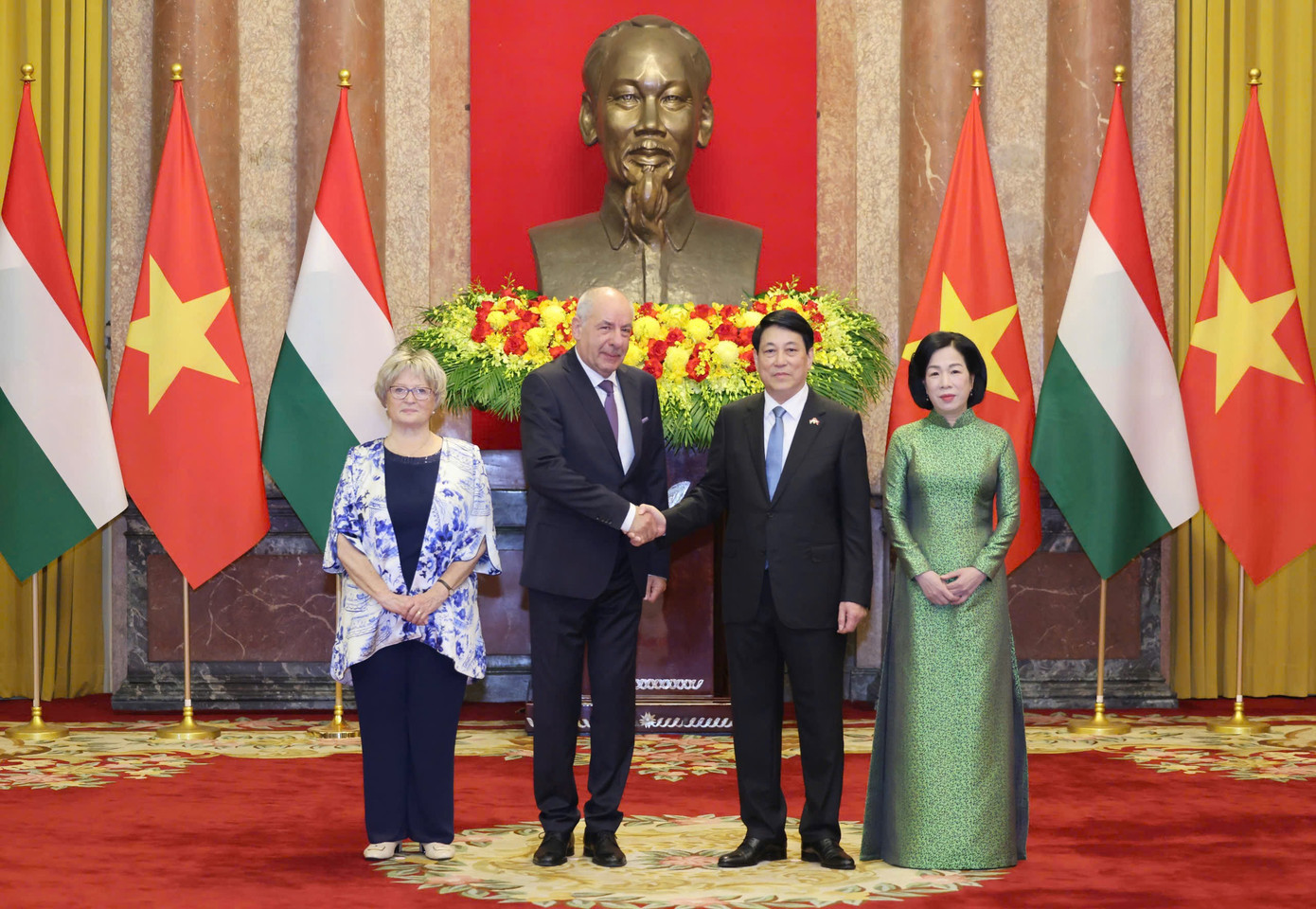 Chủ tịch nước Lương Cường cùng Phu nhân đón Tổng thống Hungary Sulyok Tamas và Phu nhân. Ảnh: Nhật Minh